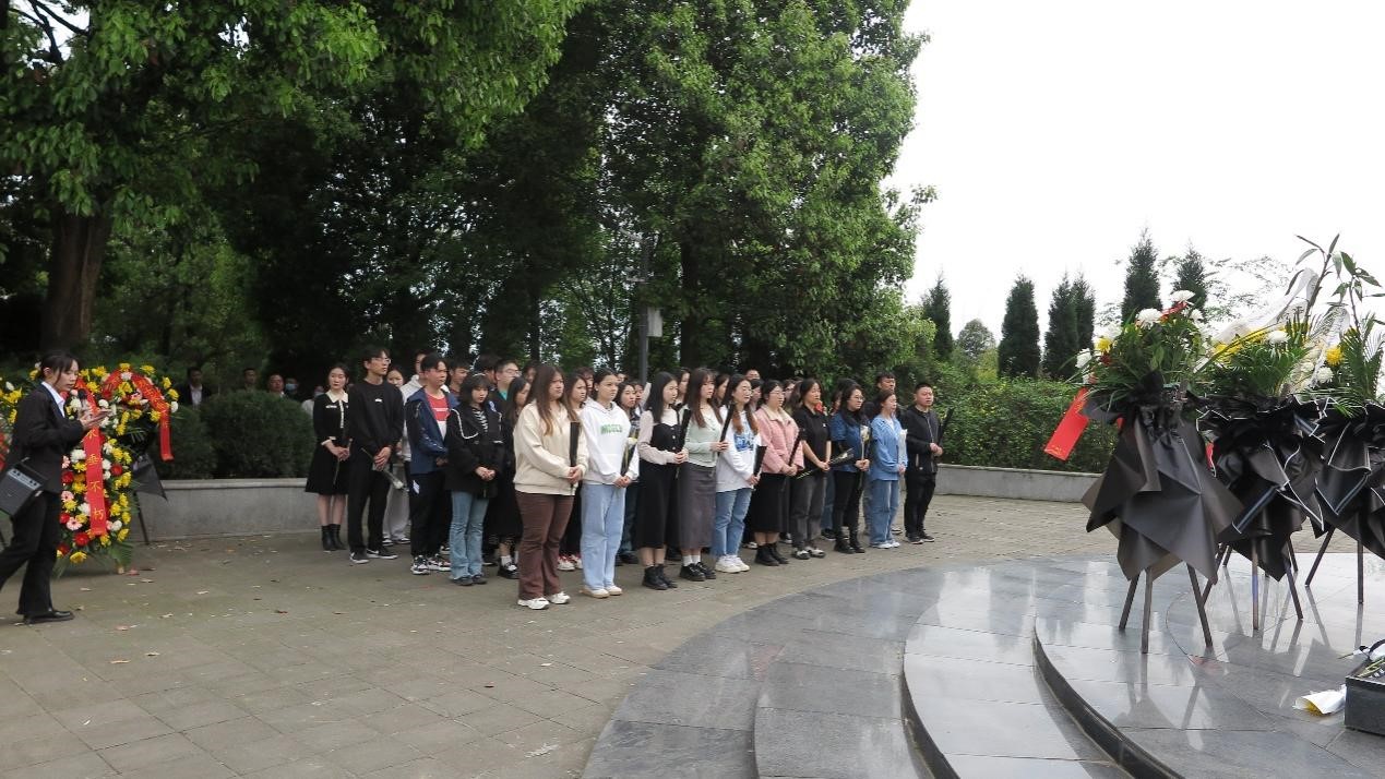 春光可见·生命可爱—成人影院
学生清明扫墓活动
