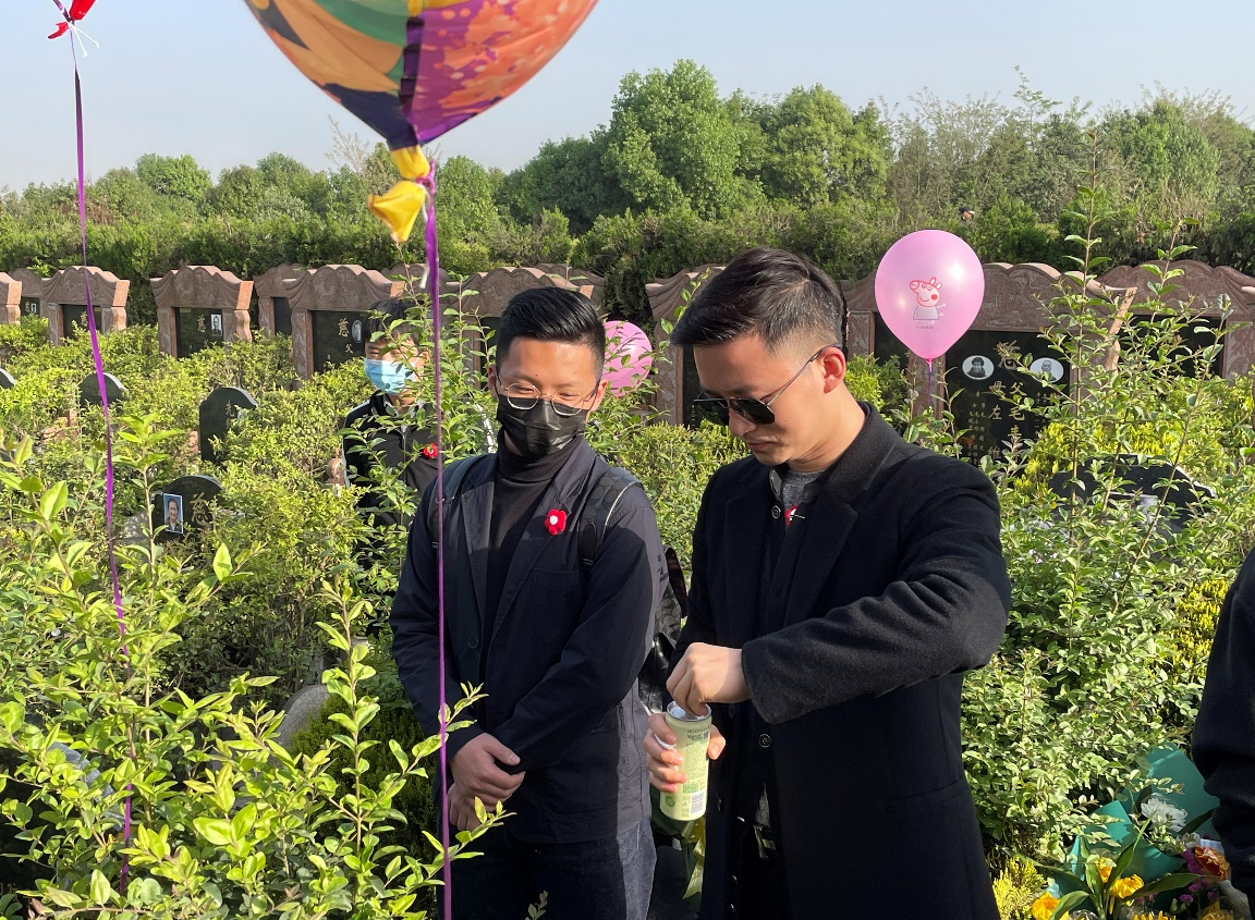 成人影院
老师带领学生参加死亡生命教育活动