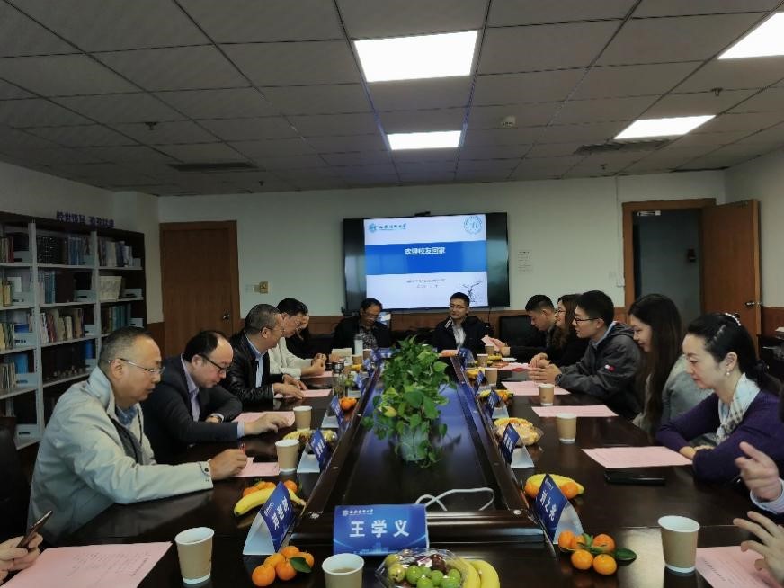 “欢迎校友回家”成人影院
举行首次校友返校活动