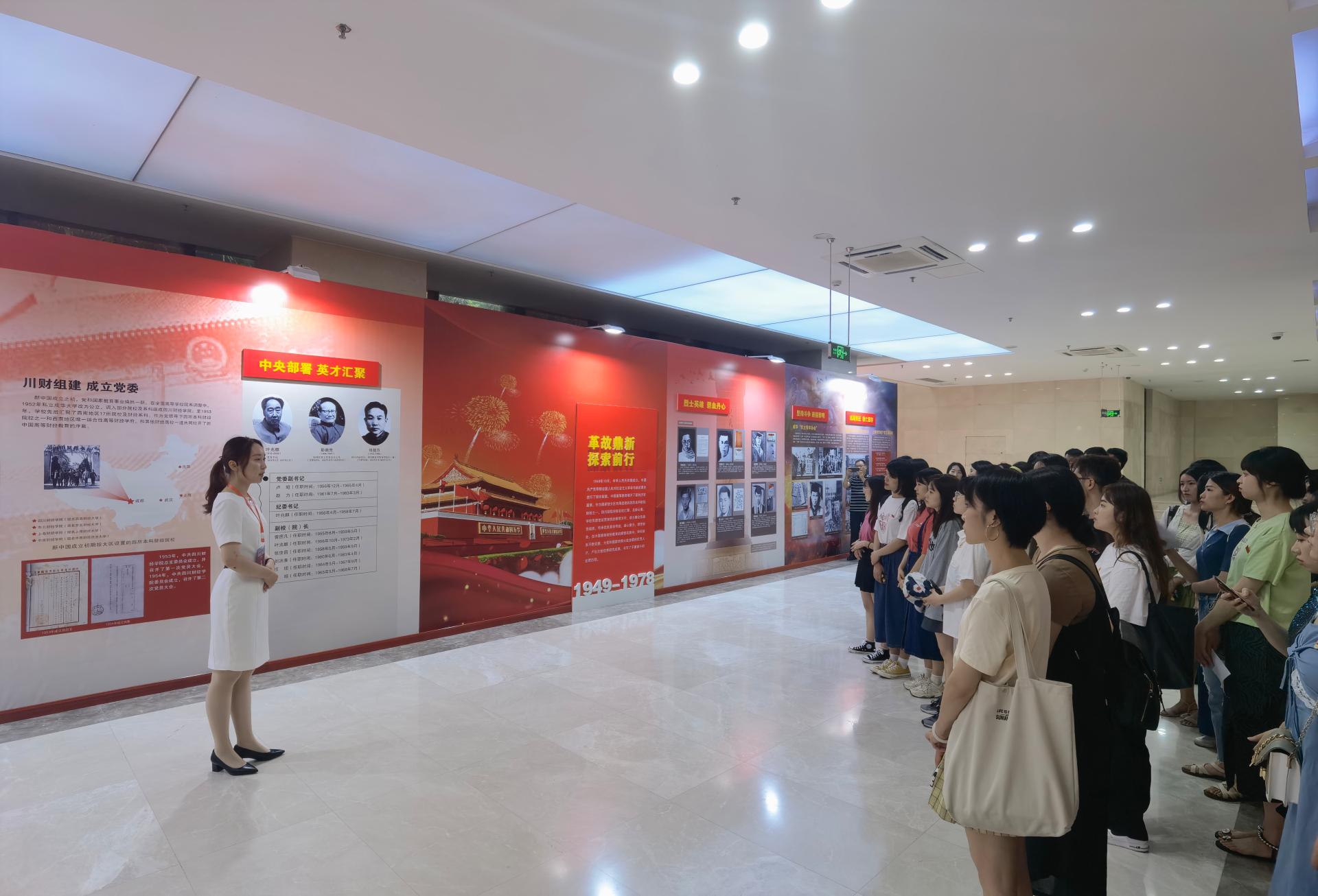 成人影院
组织学生参观“党旗引领铸辉煌”主题展览