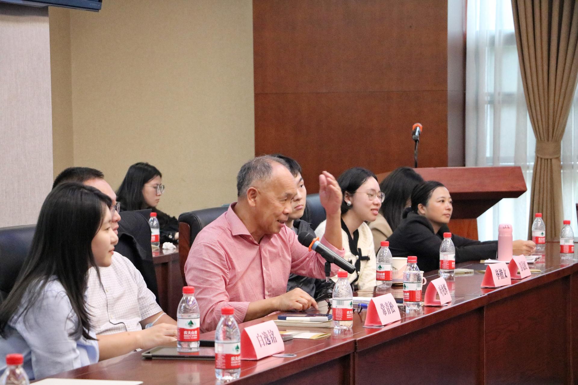 香港大学社会科学学院副院长叶兆辉教授莅临成人影院
开展讲座及双边研讨会